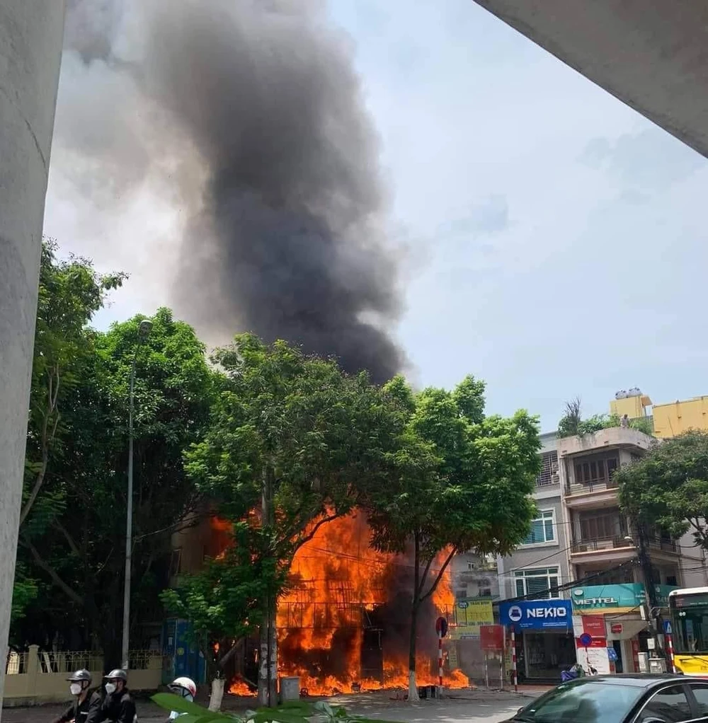 Vụ hoả hoạn xảy ra tại phố Trần Bình cùng ngày. Ảnh: CTV