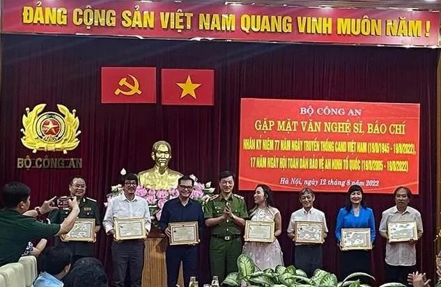 Bộ Công an trao kỷ niệm chương, bằng khen tặng văn nghệ sĩ, nhà báo tiêu biểu có đóng góp tích cực vì sự nghiệp bảo vệ an ninh Tổ quốc. Ảnh: NL