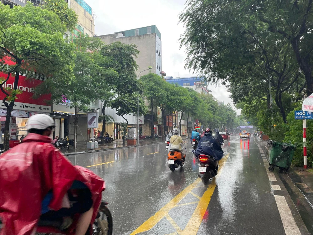 Tuyến phố Thái Hà hướng về Hoàng Cầu - Yên Lãng trưa 12-8. Ảnh: NHƯ LOAN