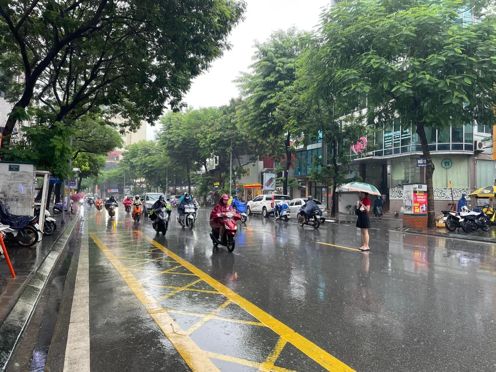 Theo thông tin từ bạn đọc, đầu giờ sáng tuyến phố Thái Hà (quận Đống Đa) ngập úng, nước tràn vào xe buýt, tắc đường... Tuy nhiên, sau khi ngớt mưa, công sở, trường học đã vào làm việc, đường sá bắt đầu thoáng hơn rất nhiều. Ảnh: NHƯ LOAN