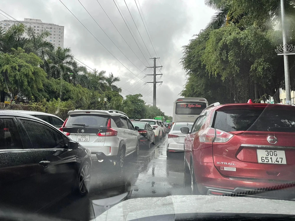 Đầu giờ sáng 12-8, hàng loạt các phương tiện ở Hà Nội bị "chôn chân" do mưa và ngập úng. Ảnh: TUYẾN PHAN