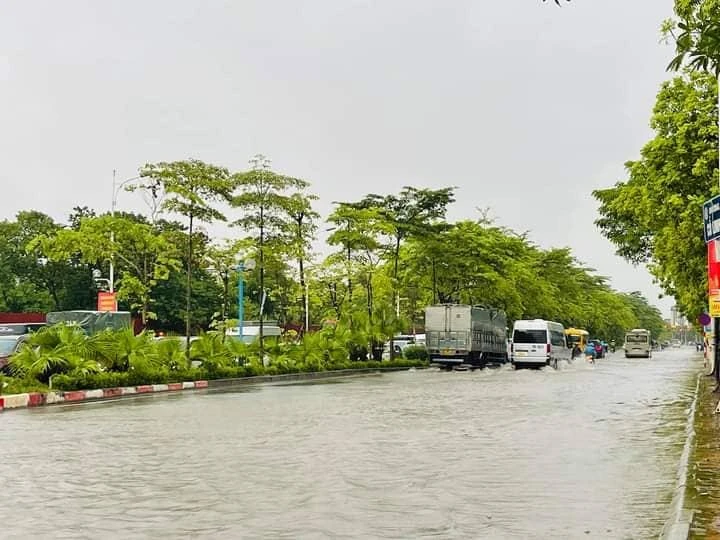 Tại Long Biên, khu vực ngã tư Cổ Linh ngã tư Cổ Linh- Đàm Quang Trung tiếp tục là nơi chịu ngập nước nặng nề nhất. Ảnh: CTV