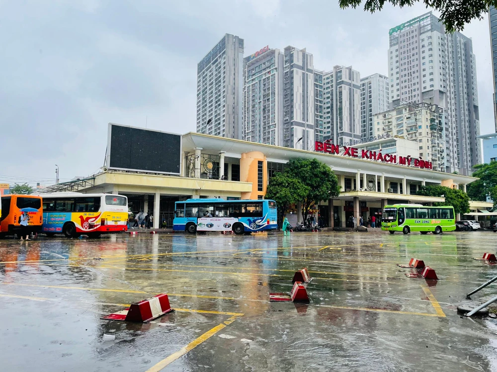 Do ảnh hưởng của thời tiết nên ít người di chuyển, đi lại, các phương tiện tại bến xe Mỹ Đình cũng trở nên vắng vẻ hơn thường ngày. Ảnh: NHƯ LOAN