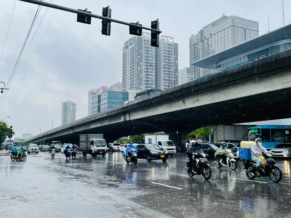 Ngã 4 Nguyễn Hoàng - Tôn Thất Thuyết - Phạm Hùng (trước cổng Bến xe Mỹ Đình) - nơi thường xuyên xảy ra ùn tắc và ngập úng mỗi khi mưa kéo dài nhưng đến gần trưa thì giao thông đã thông thoáng trở lại, các phương tiện di chuyển thuận lợi hơn. Ảnh: NHƯ LOAN