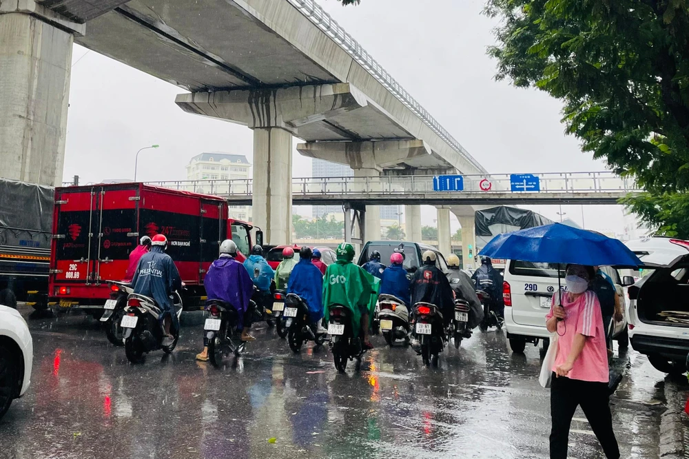 Dòng người đã có thể di chuyển thuận tiện. Ảnh: NHƯ LOAN