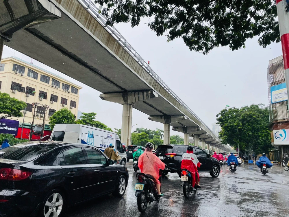 Sau cơn mưa kéo dài, người dân bắt đầu ra đường đông đúc. Ảnh: NHƯ LOAN