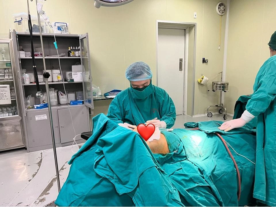 Các bác sĩ đã tiến hành cắt lọc các vị trí hoại tử.