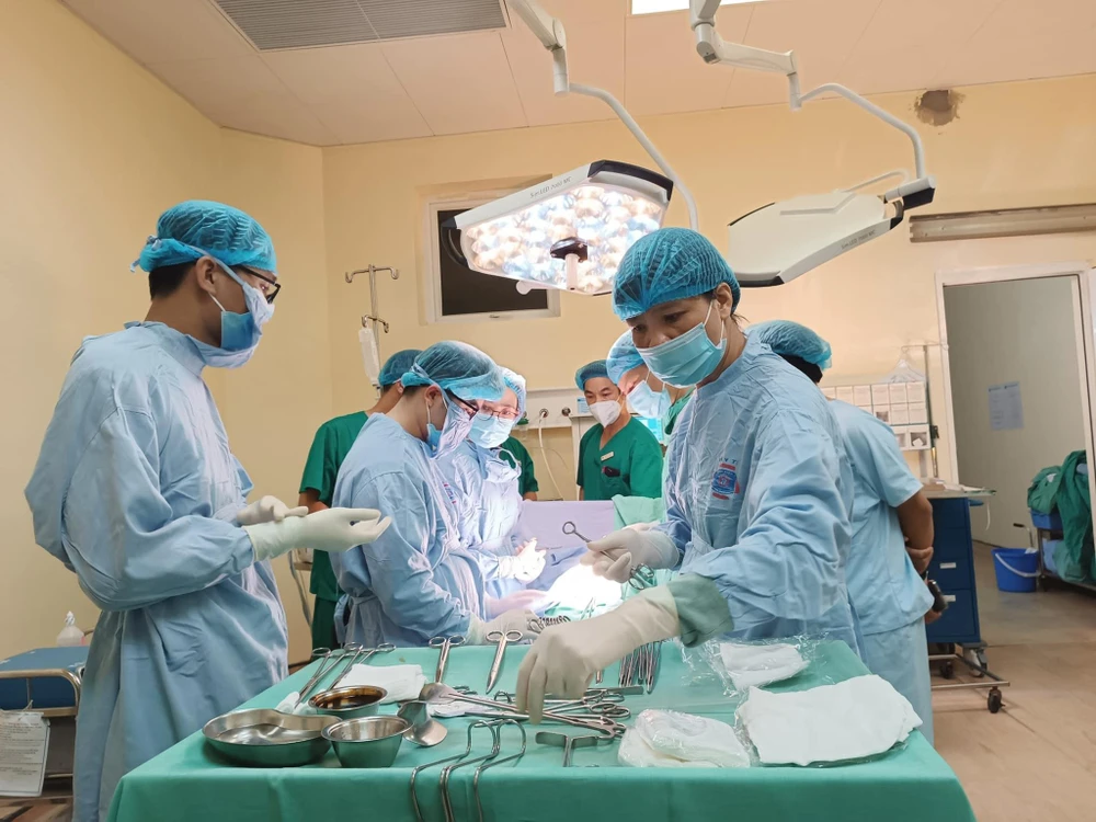 Các bác sĩ 2 bệnh viện đã hợp sức để mổ cấp cứu bắt con cho sản phụ.