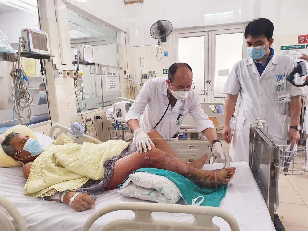 PGS.TS Đỗ Duy Cường và Ths.BS Nguyễn Quang Huy đang thăm khám cho bệnh nhân. PGS.TS Đỗ Duy Cường và Ths.BS Nguyễn Quang Huy đang thăm khám cho bệnh nhân.