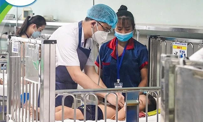 Bệnh nhi nhiễm Adenovirus đang được điều trị tại Trung tâm Hô hấp, Bệnh viện Nhi Trung ương. Ảnh: Lê Hiếu