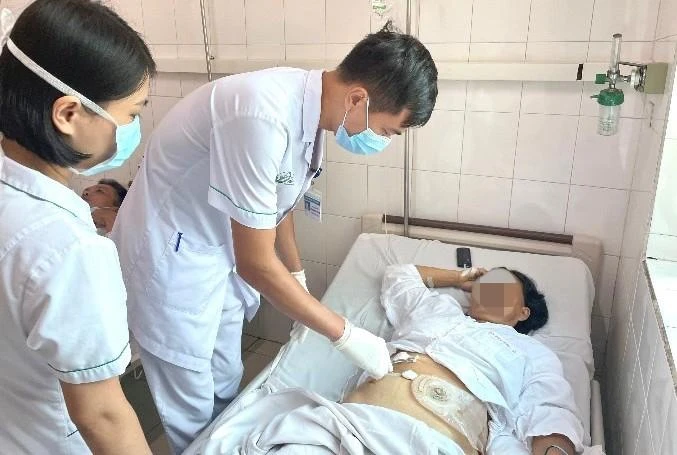 Bác sĩ kiểm tra tình hình sức khoẻ cho bà T.