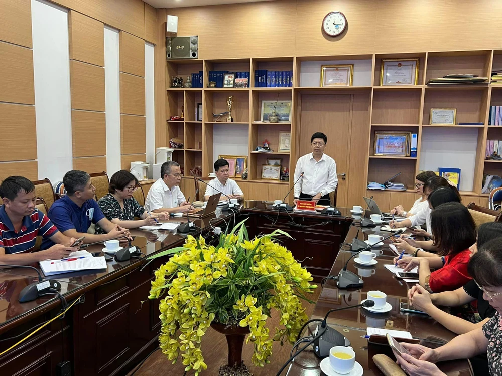 Bộ Y tế đã họp cùng với Cục Y tế dự phòng, Viện Vệ sinh Dịch tễ Trung ương, Bệnh viện Nhi Trung ương, Bệnh viện Bạch Mai, Sở Y tế Hà Nội để bàn công tác thu dung, điều trị bệnh nhi mắc virus Adeno. Ảnh: Lê Hảo