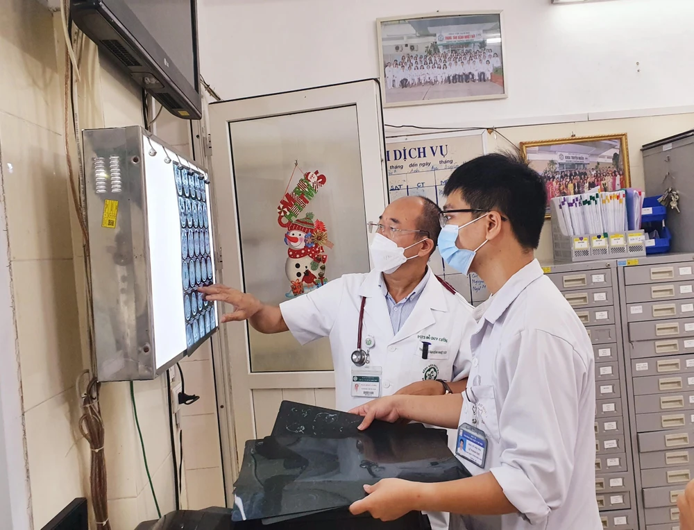 Hình ảnh phim chụp tổn thương sọ não và xoang ở bệnh nhân nhiễm nấm đen.