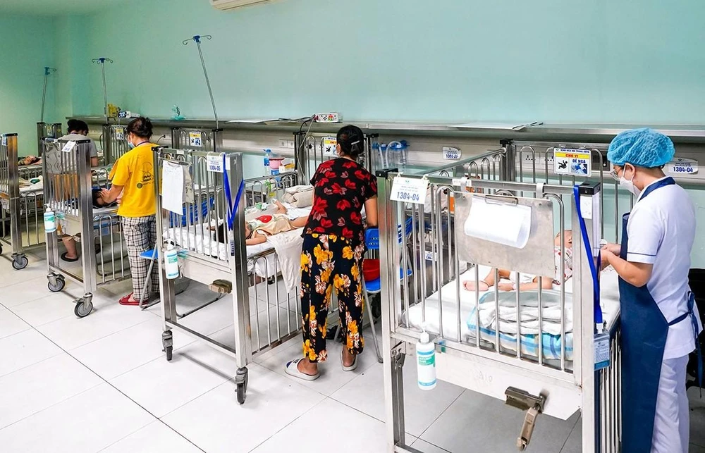 Trẻ nhi mắc virus Adeno điều trị tại bệnh viện Nhi Trung ương. Ảnh: BV