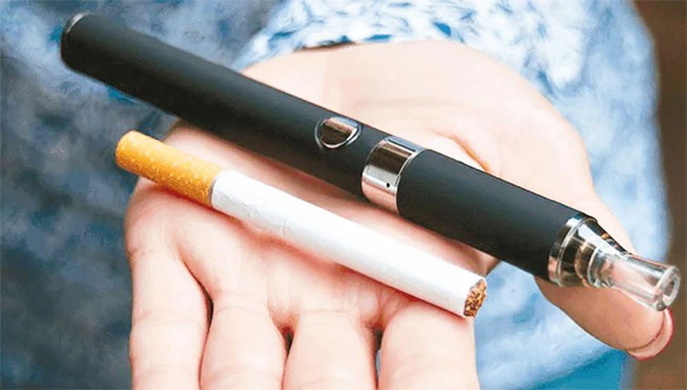 Thuốc lá điện tử là thiết bị chạy bằng pin để đốt nóng chất lỏng chứa nicotine, dung môi hữu cơ, chất tạo hương vị khác.