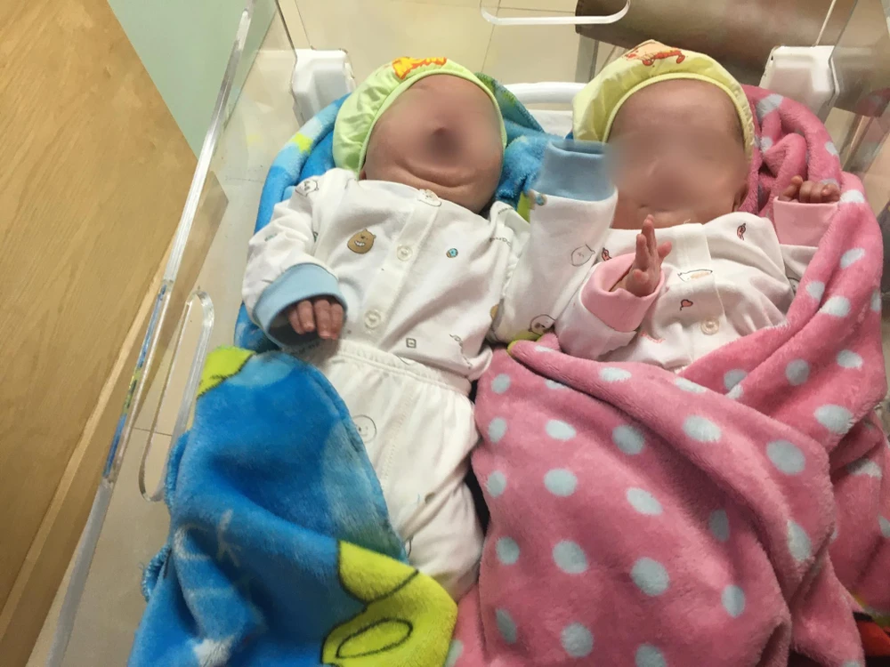 Từ những em bé chào đời chỉ nặng 500g, đến nay 2 bé đã ổn định sức khoẻ, một bé nặng 3,6 kg, một bé nặng 3,1kg. Ảnh: NHƯ LOAN