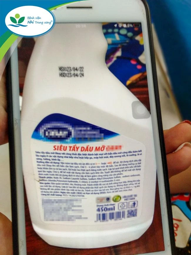Hình ảnh chai xịt tẩy dầu mỡ khiến bé N bị bỏng. Ảnh: Bệnh viện Nhi Trung ương.