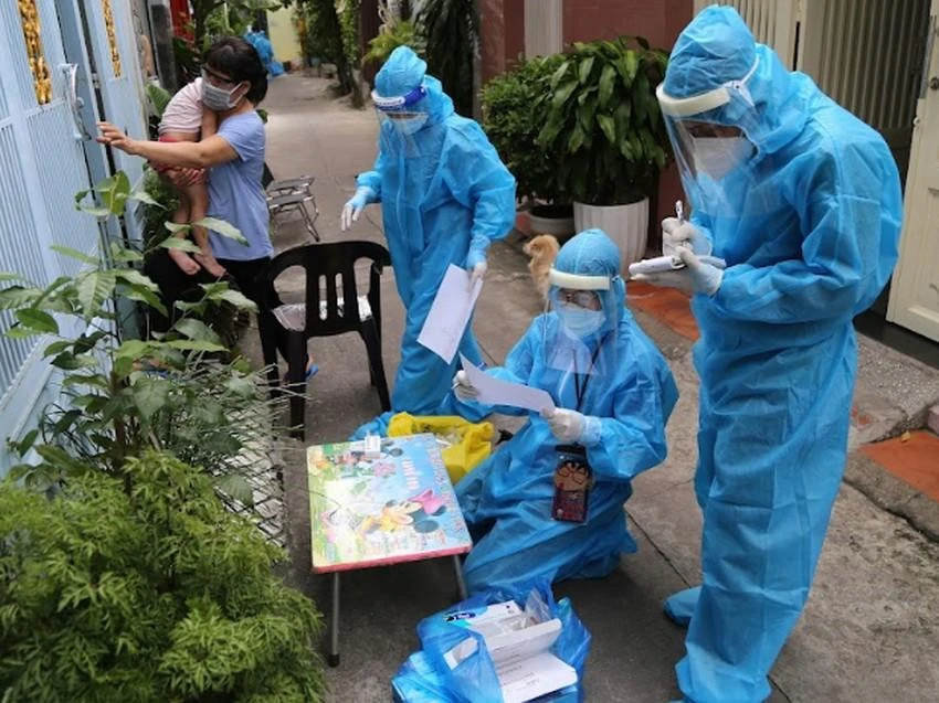 Nhân viên y tế từ các tỉnh, TP hỗ trợ TP.HCM lấy mẫu xét nghiệm SARS-CoV-2. Ảnh: MINH TÂM