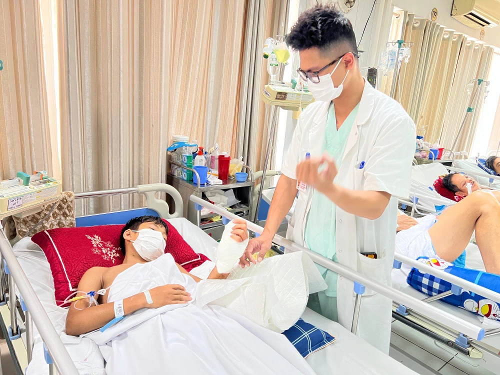 Sau phẫu thuật, sức khỏe của bé C ổn định, bàn tay có dấu hiệu hồi phục tốt. Ảnh: BVCC