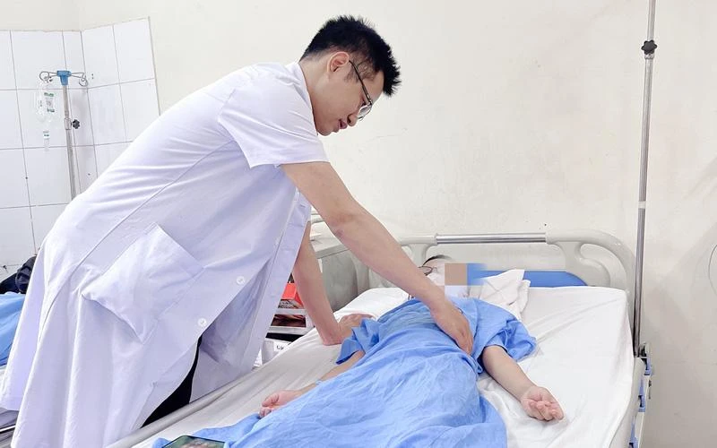 Bác sĩ kiểm tra sức khoẻ cho bệnh nhi.