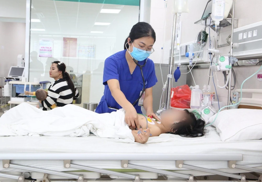 Bác sĩ thăm khám sức khoẻ cho bệnh nhi bị ong đốt. Ảnh: BVCC