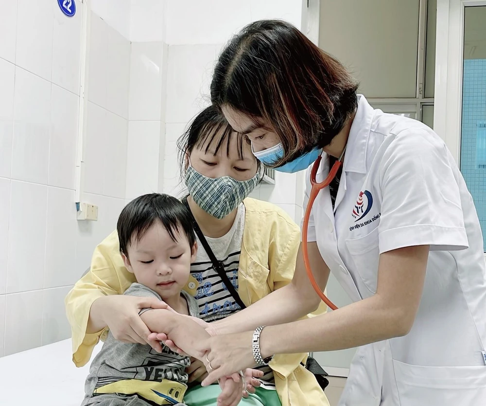 ThS. BS Đặng Khánh Ly – Trưởng khoa Nhi, Bệnh viện đa khoa Đống Đa, Hà Nội thăm khám cho bệnh nhân. Ảnh: NHƯ LOAN