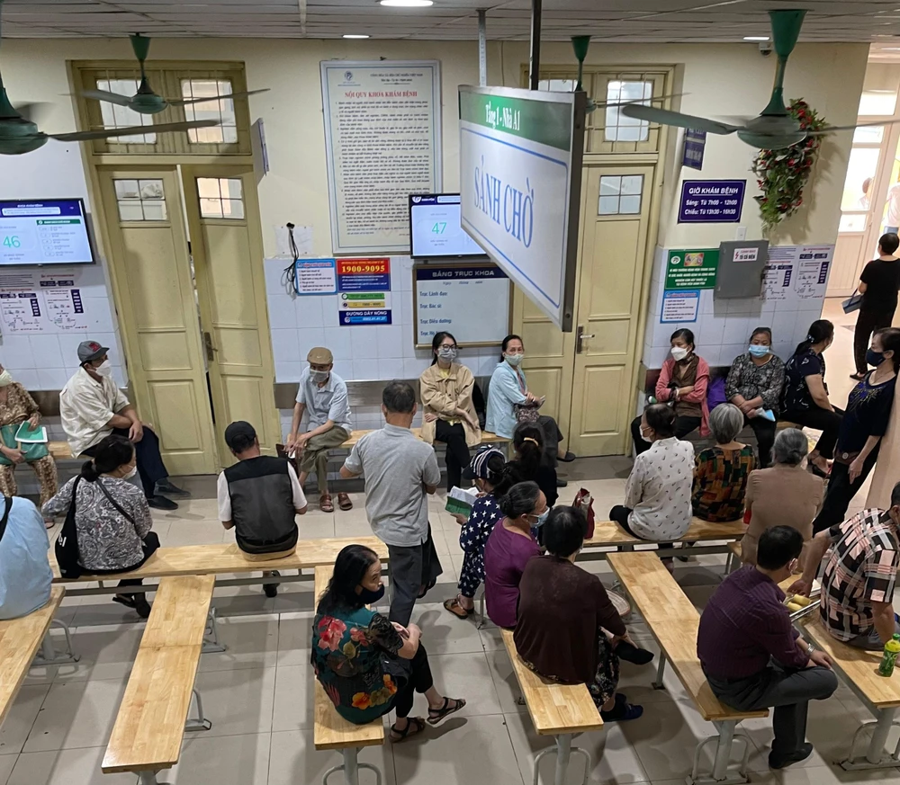 Nhiều người lớn tuổi cũng đợi khám bệnh, phần lớn đều có liên quan đến các bệnh đường hô hấp. Ảnh: NHƯ LOAN