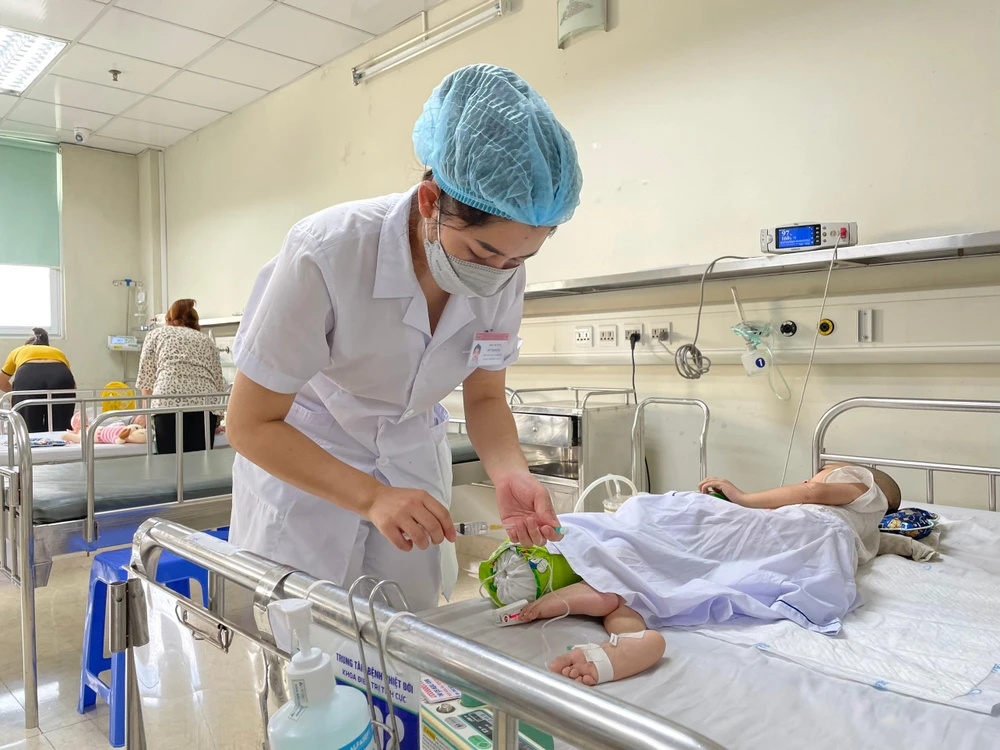 Trong nước, dịch sốt xuất huyết đang gia tăng tại một số địa phương, xuất hiện các ca bệnh đậu mùa khỉ. Trong nước, dịch sốt xuất huyết đang gia tăng tại một số địa phương, xuất hiện các ca bệnh đậu mùa khỉ.