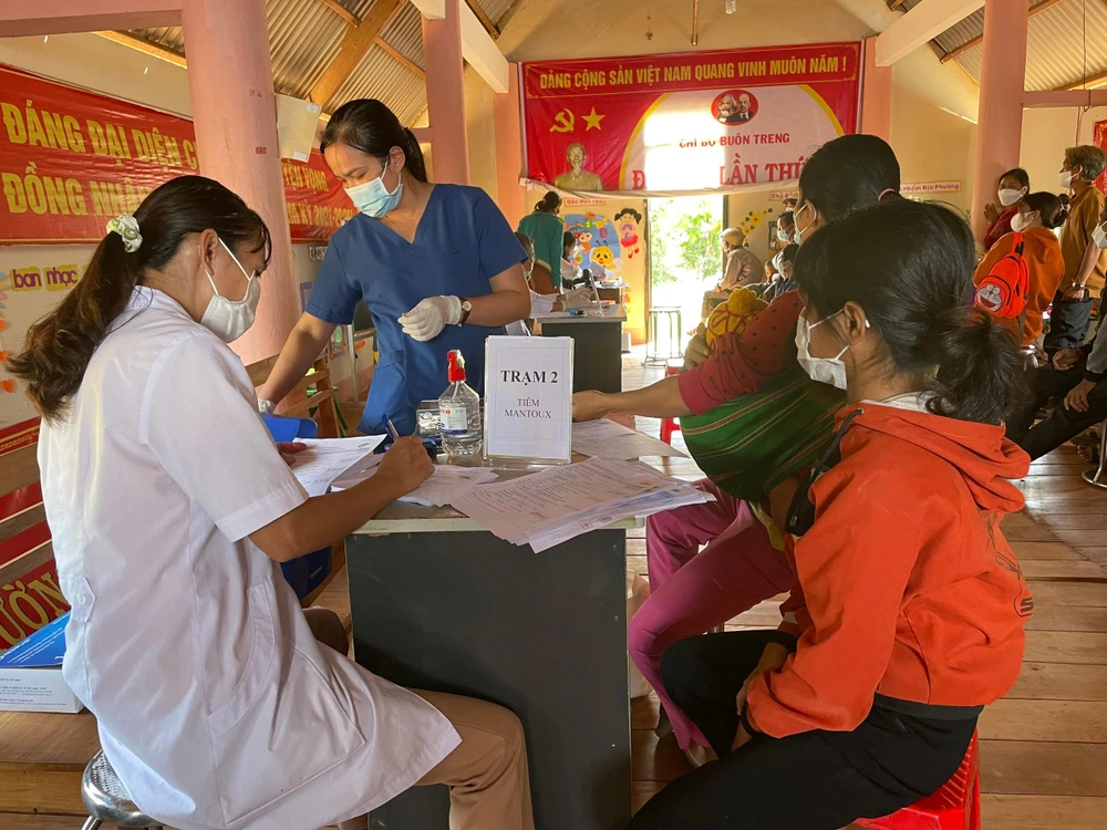 Từ ngày 1-1-2023, thực hiện điều chỉnh tăng phụ cấp ưu đãi nghề đối với cán bộ y tế dự phòng và y tế cơ sở. Ảnh: NHƯ LOAN