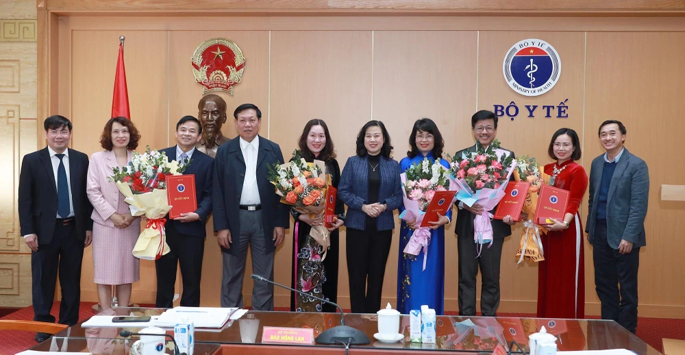 Bộ trưởng Bộ Y tế Đào Hồng Lan và các Thứ trưởng Bộ Y tế chúc mừng các nhân sự nhận quyết định bổ nhiệm, bổ nhiệm lại. Ảnh: TRẦN MINH