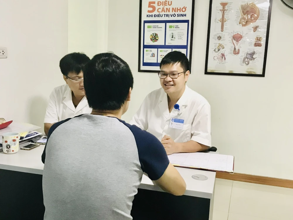 ThS-Bs Hà Ngọc Mạnh tư vấn cho bệnh nhân vô sinh nam tại bệnh viện. Ảnh: NHƯ LOAN