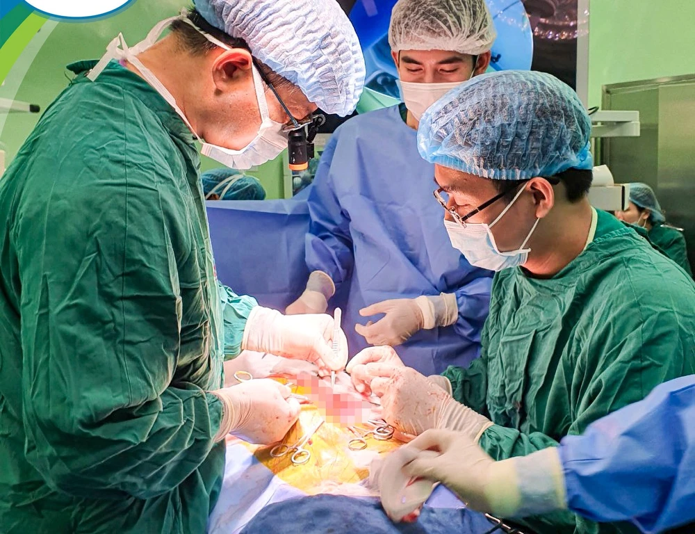 Các bác sĩ tiến hành phẫu thuật tạo hình thực quản cho bé N.