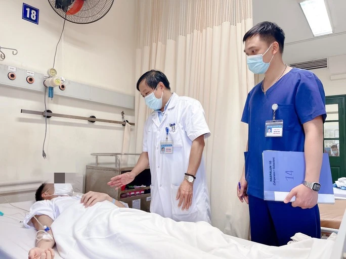 Điều trị bệnh nhân xoắn tinh hoàn tại Bệnh viện Hữu nghị Việt Đức. Ảnh: BV