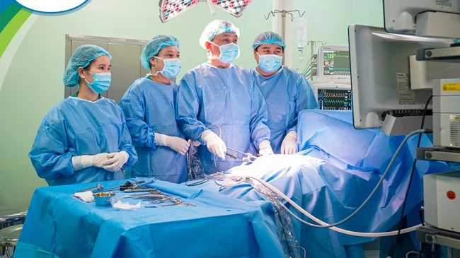 TS-BS Trần Anh Quỳnh – Trưởng khoa Ngoại Tiêu hoá, Trung tâm Ngoại tổng hợp cùng đồng nghiệp phẫu thuật cho bệnh nhi.