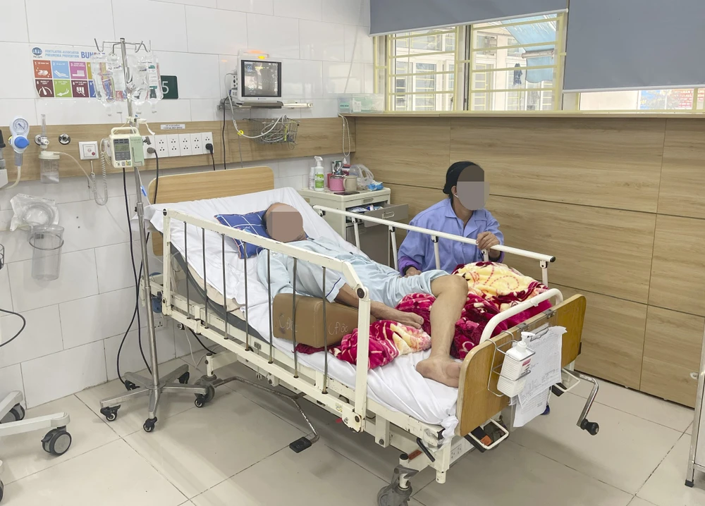 Bệnh nhân ngộ độc thuốc chữa đái tháo đường đang được điều trị tại Trung tâm Chống độc BV Bạch Mai (Hà Nội).