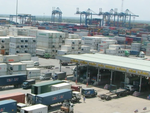 Từ 1-7, container chưa cân sẽ không được vào cảng, lên tàu. Ảnh: QUỲNH NHƯ