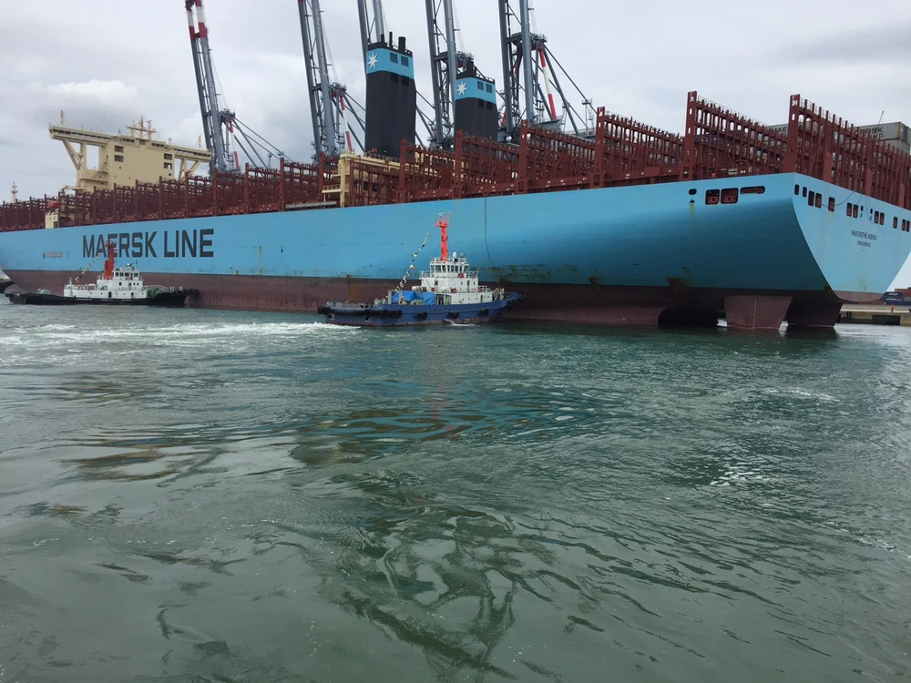 Hai con tàu lai dắt bên mạn Siêu tàu Margrethe Maersk 