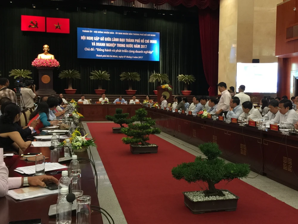 Bí thư Đinh La Thăng gặp gỡ doanh nghiệp sáng 7-3. Ảnh: Quỳnh Như