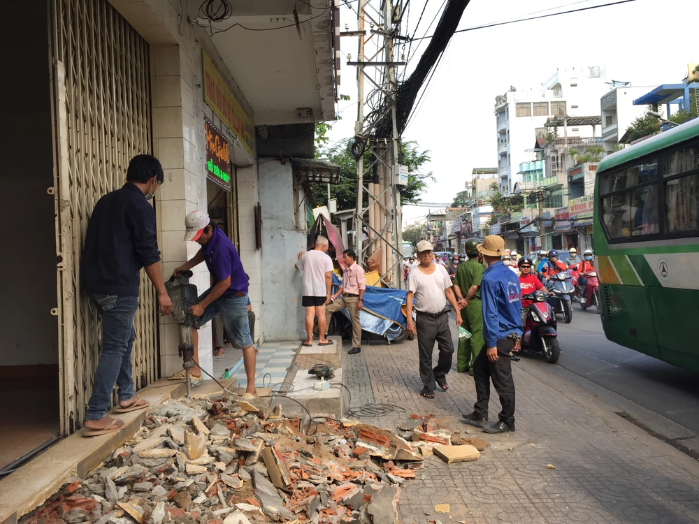 Dọn vỉa hè đường Trường Chinh, quận Tân Bình
