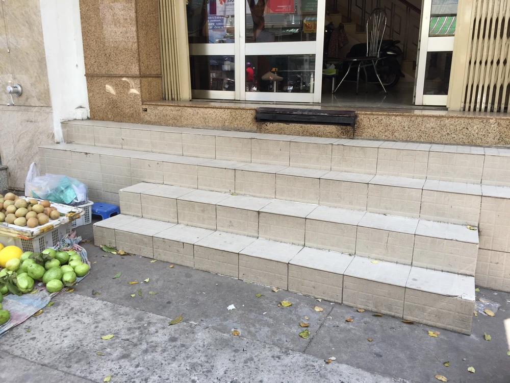 Bậc thềm sắt được giấu ẩn dưới nền nhà, khi không dùng đến thì đẩy ẩn vào. Ảnh: Quỳnh Như