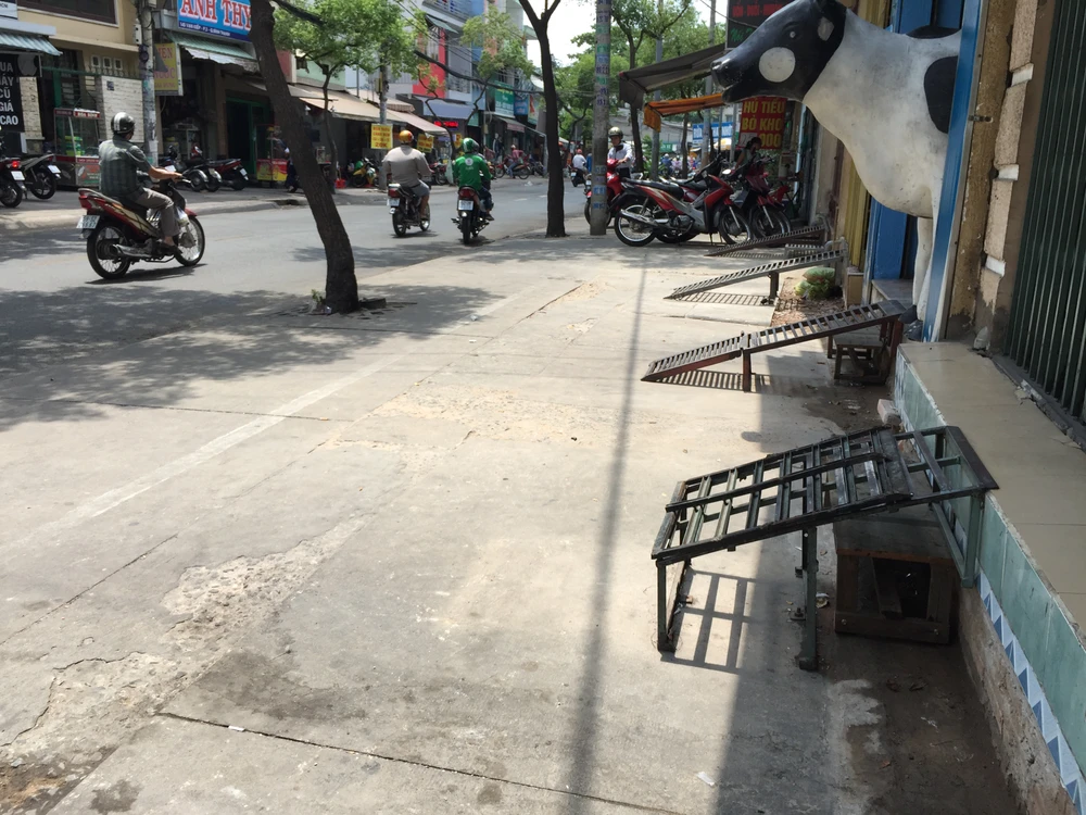 Hàng loạt bậc thềm được lắp trên đường Vạn Kiếp, thay cho bậc thềm xi măng đã bị đập. Ảnh: Quỳnh Như