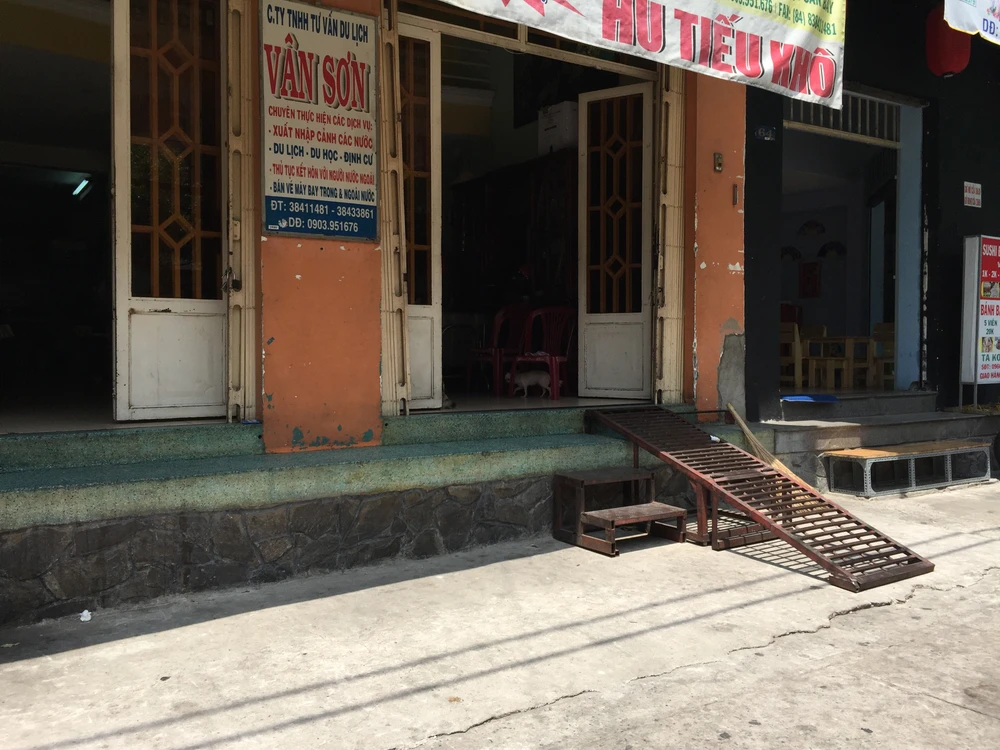 Một người kinh doanh tại đường Vạn Kiếp cho biết một bậc thềm gấp và di động đẩy sang bên có giá khoảng 1,8 triệu đồng. Ảnh: Quỳnh Như