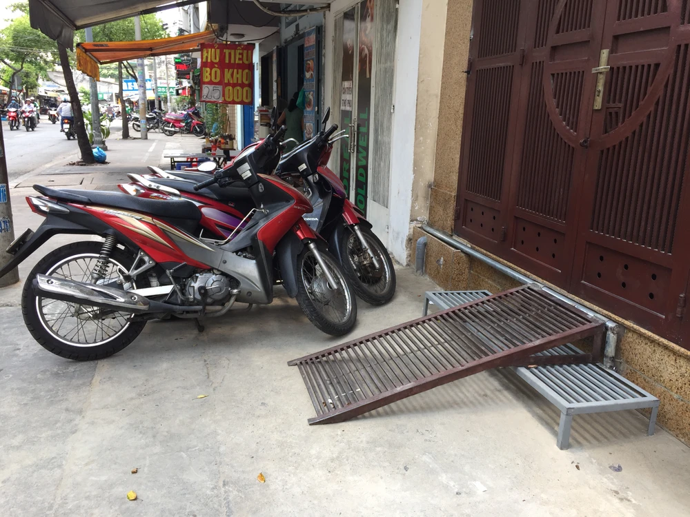 Thềm dốc có thể đẩy sang một bên nhà, lật ngược vào nhà khi không dùng đến. Ảnh: Quỳnh Như