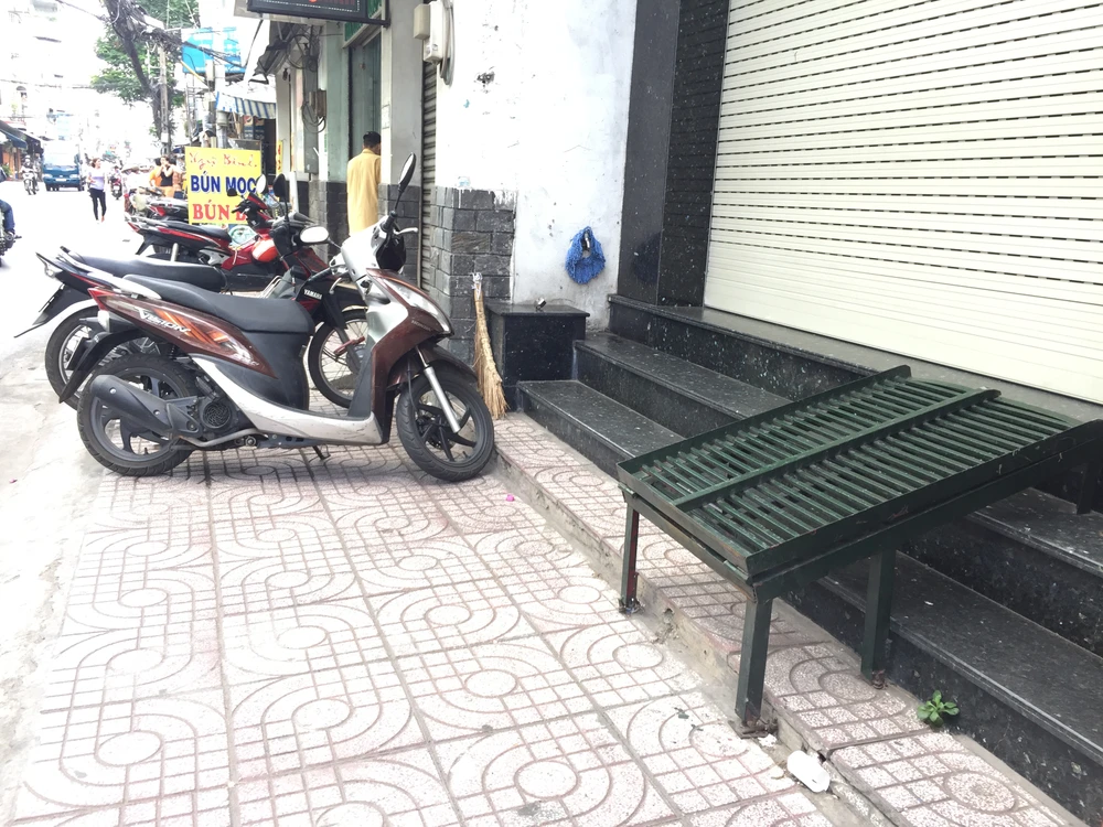 Một ngôi nhà trên đường Đồng Đen, quận Tân Bình, đã lùi công trình xây dựng vào trong để lấy diện tích xây bậc tam cấp không lấn chiếm vỉa hè. Ảnh: Quỳnh Như
