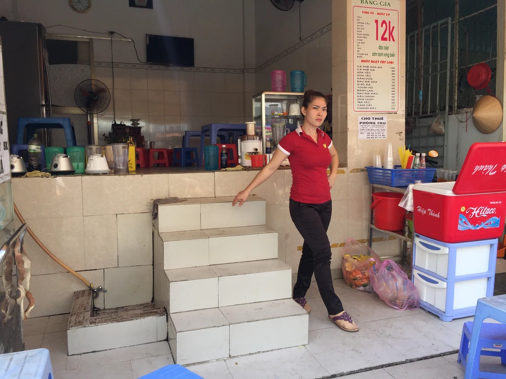 Một ngôi nhà trên đường Ung Văn Khiêm có diện tích nhà nhỏ, ngắn, quá cao với 5 bậc bước sẽ khó khăn khi muốn làm bậc thềm, dốc ra vào nhà. Ảnh: Quỳnh Như