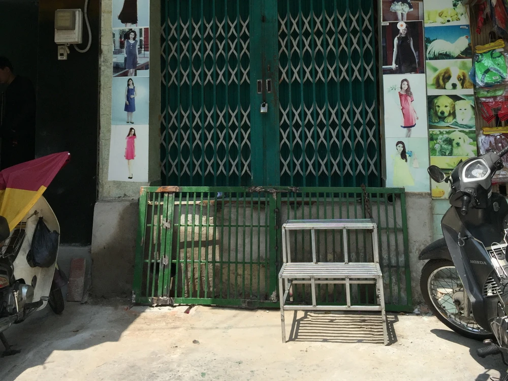 "Đừng để phụ nữ phải khiêng, kéo đẩy hay gấp mở dốc sắt... khi ra vào nhà, thấy thương lắm". Ảnh: Quỳnh Như