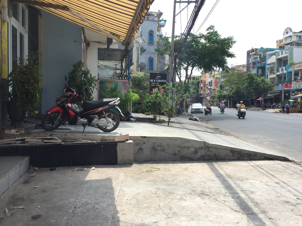 Vỉa hè đường Chu Văn An, quận Bình Thạnh "nhấp nhô" tùy vào thiết kế thềm, dốc của từng gia chủ. Ảnh: Quỳnh Như