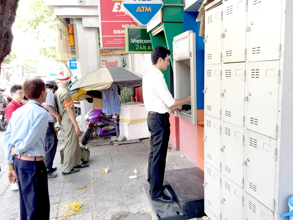 Mời người dân rút tiền xong mới tháo dỡ bảng quảng cáo