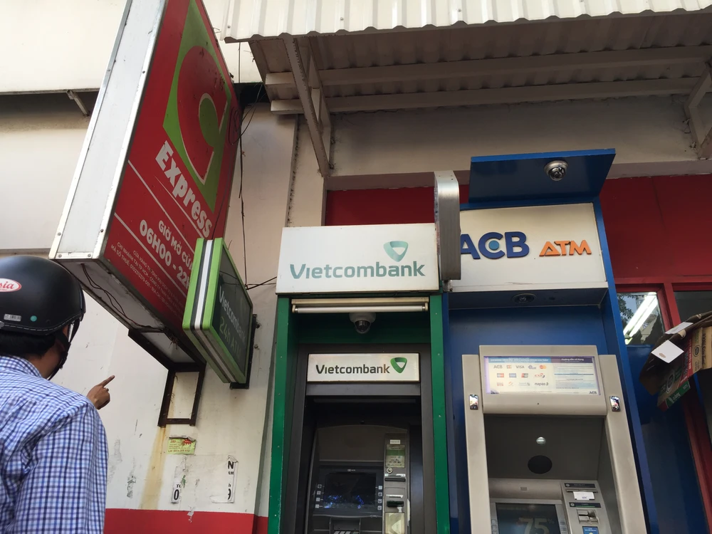 Hai bảng quảng cáo ốp tường chìa ra vỉa hè cần tháo dỡ