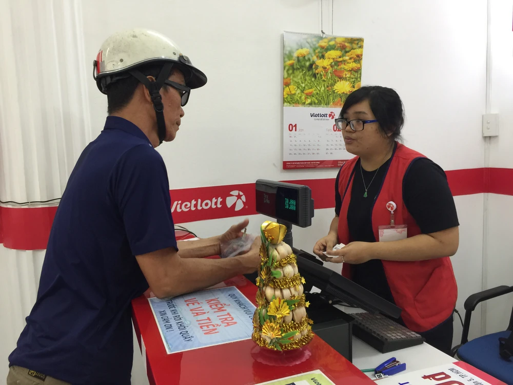 Đây là nhân viên đã bán vé trúng độc đắc ngày 29-1 và được thưởng 10 triệu đồng. Ảnh: Quỳnh Như